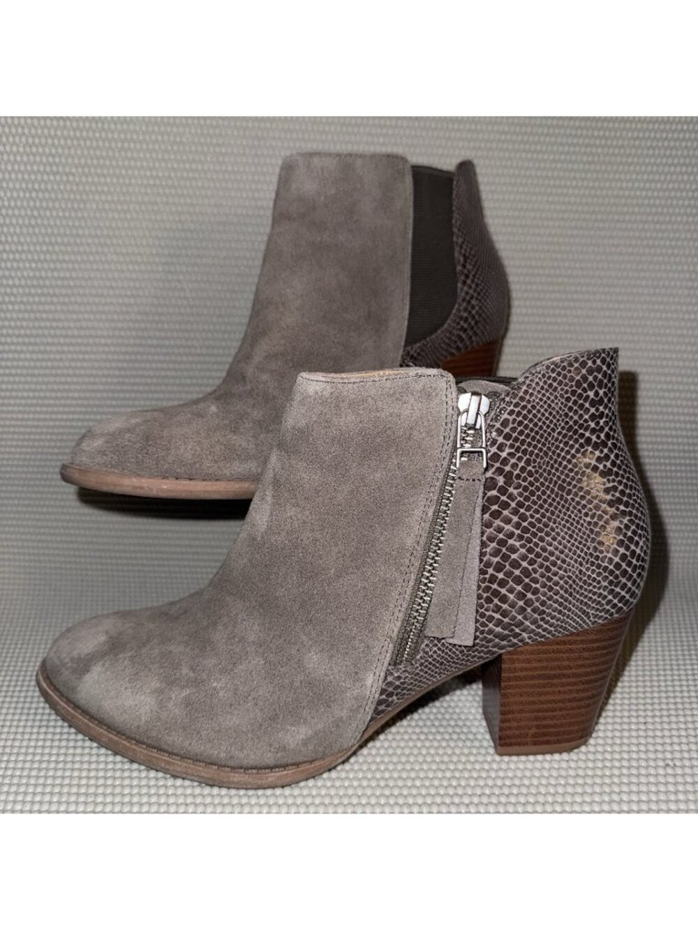 Vionic 322 Anne Gray Taupe Suede Snakeskin Print Heeled Ankle Booties Size 9